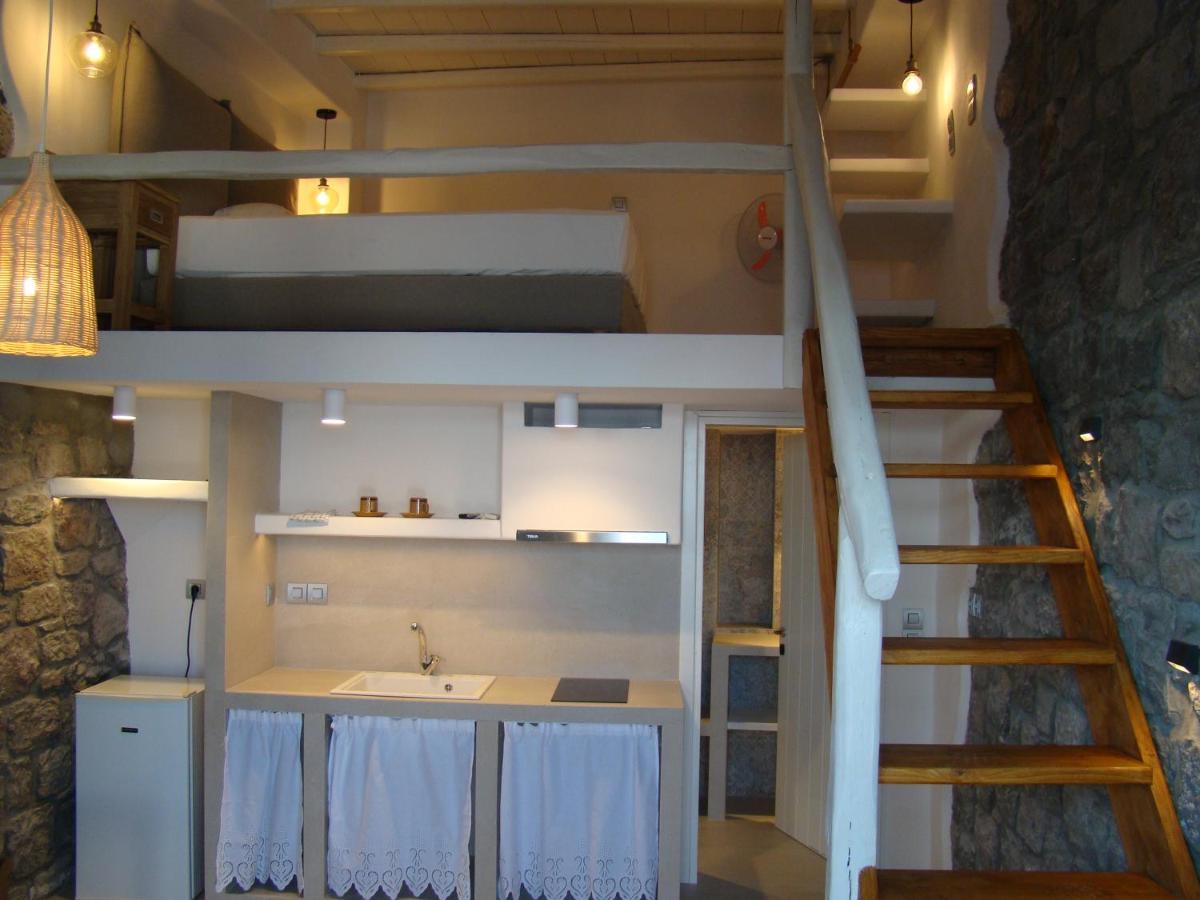 Efi's Plaka (Milos)