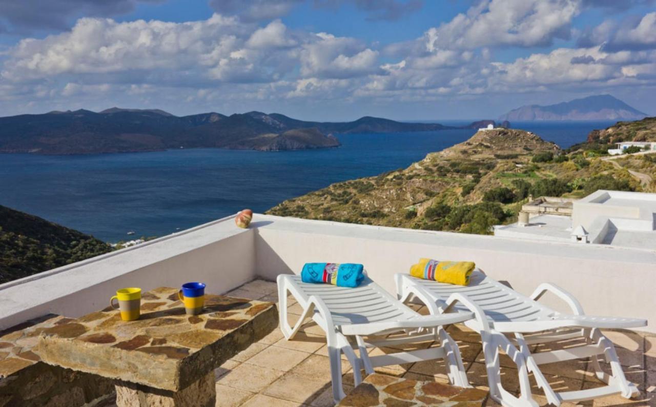 Efi's Plaka (Milos)
